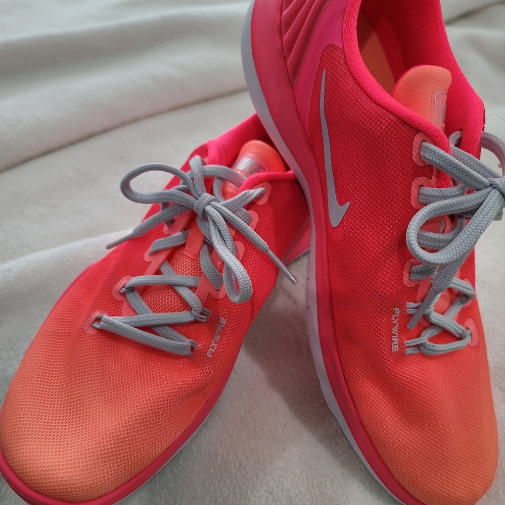 Nike women's tennis shoes
